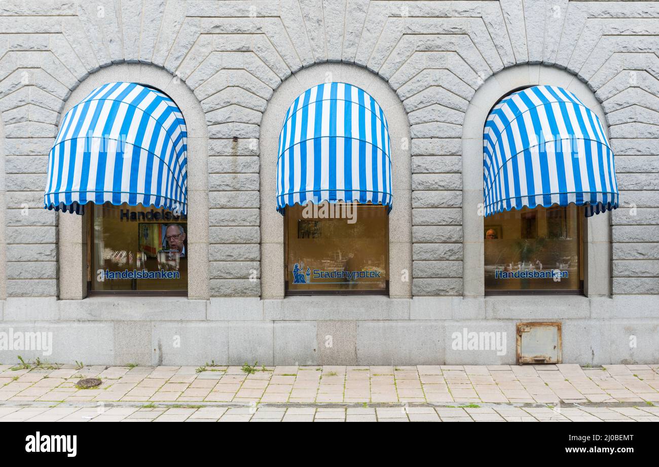 Sundsvall, Vastnorrland County - 08 02 2019: Symmetrische blaue Fassade der Hypothekendarlehen Gemeinde Bank Stockfoto