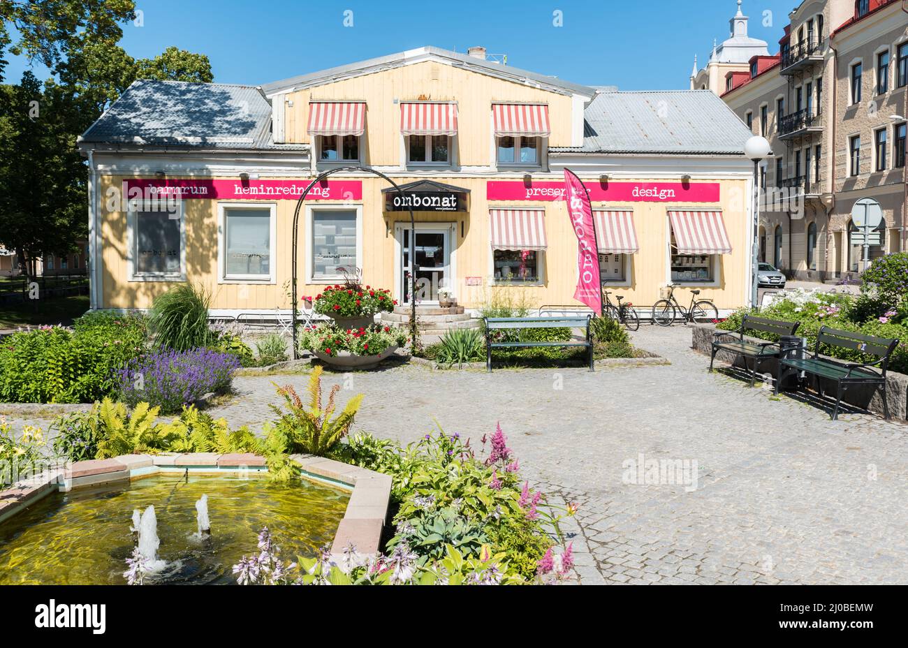 Hudiksvall, Halsingland, Gavleborg County, Schweden - 08 01 2019- kleiner Stadtpark und Brunnen Stockfoto