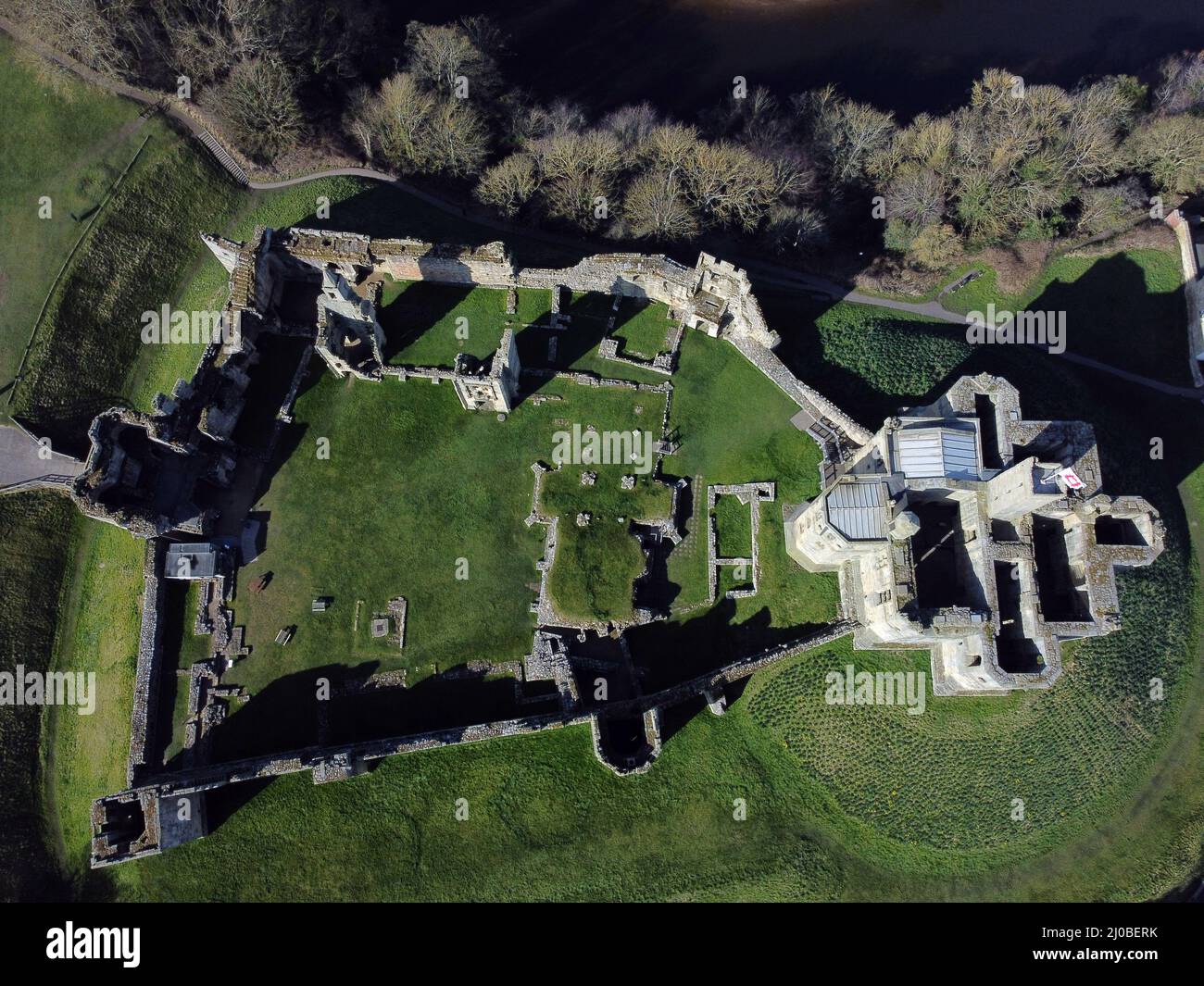 Ein Blick auf die Ruinen des Warkworth Castle aus der Mitte des 12.. Jahrhunderts in Warkworth Northumberland. Bilddatum: Freitag, 18. März 2022. Stockfoto