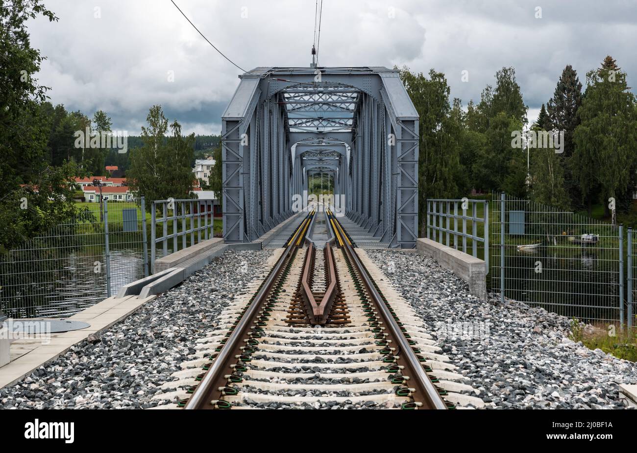 Segersta, Bollnas Gemeinde Schweden - 08 03 2019: Gerade Einzelbahngleise durch die schwedische Landschaft Stockfoto