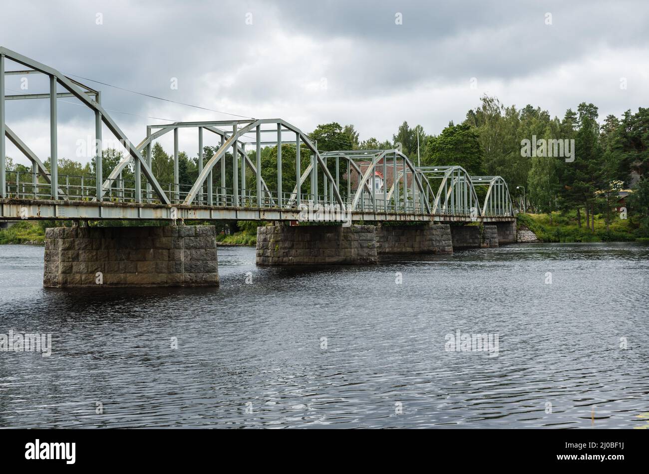 Segersta, Bollnas Gemeinde - Schweden - 08 03 2019: Diagonaler Blick über die Milleniumbrücke Stockfoto