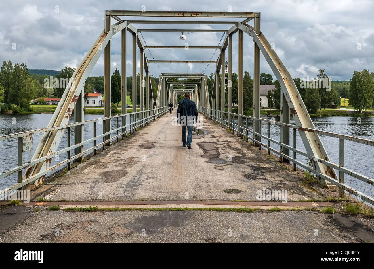 Segersta, Bollnas Gemeinde - Schweden - 08 03 2019: Mann, der über die Millenium Brücke läuft Stockfoto