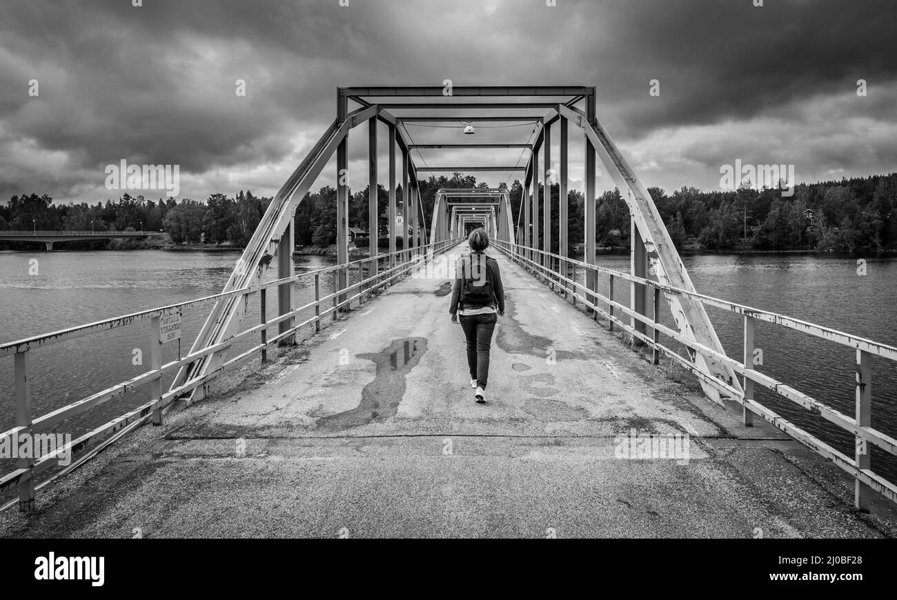 Segersta, Bollnas Gemeinde - Schweden - 08 03 2019: Mann, der über die Millenium Brücke läuft Stockfoto