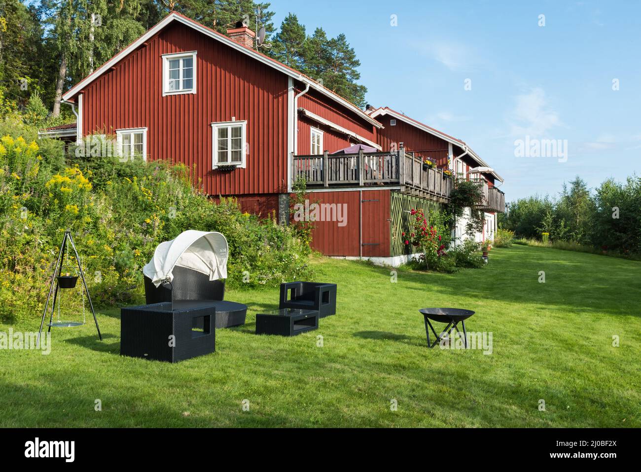 Segersta, Bollnas Gemeinde - Schweden - 08 03 2019: Sommerhaus und Garten im typisch schwedischen Landhausstil Stockfoto