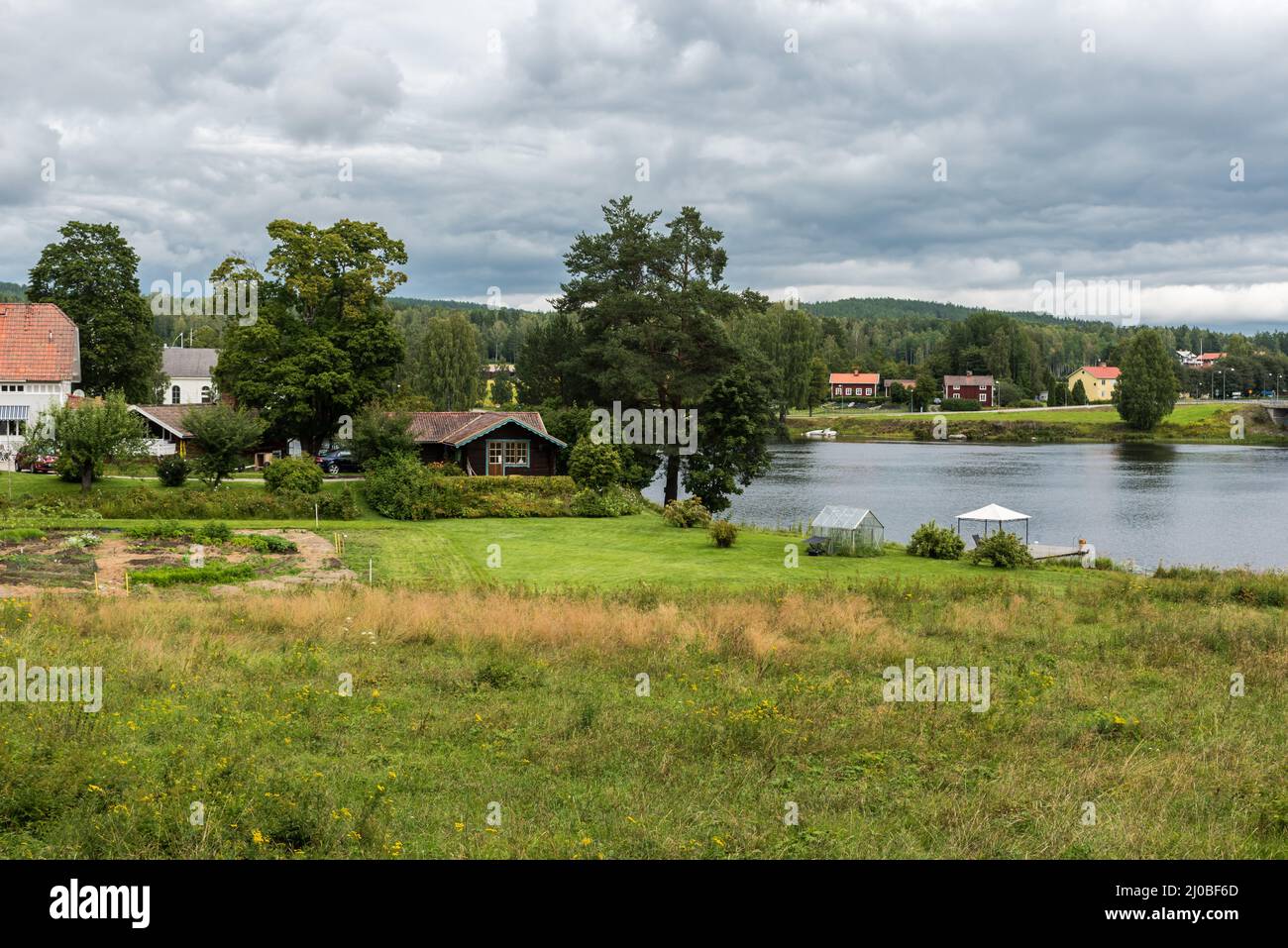 Blick über die schwedische Landschaft rund um Segersta mit landwirtschaftlichen Feldern, Bäumen, Gras und Weizenfeldern, Segersta, Schweden Stockfoto