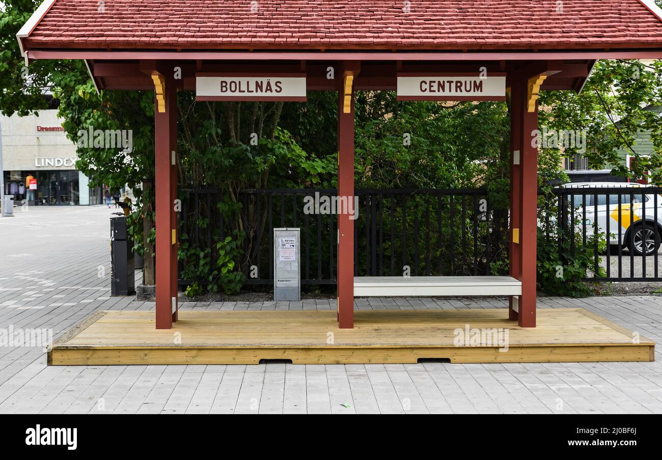 Bollnas City, Gavleborg County - Schweden - 08 04 2019: Leere Bank an einer Bollnas-Bushaltestelle Stockfoto