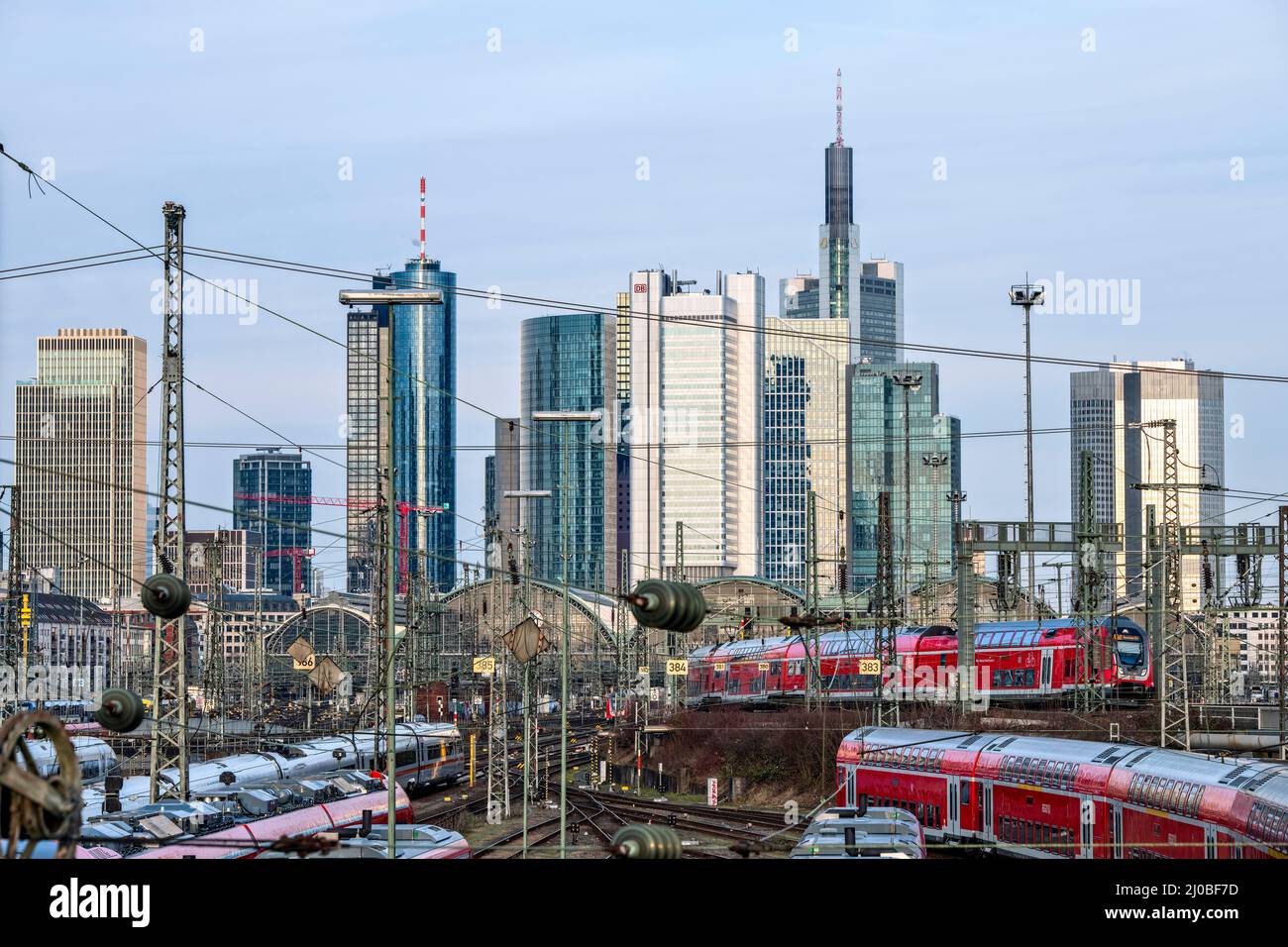 Frankfurt Hauptbahnhof mit Skyline im Hintergrund Stockfoto