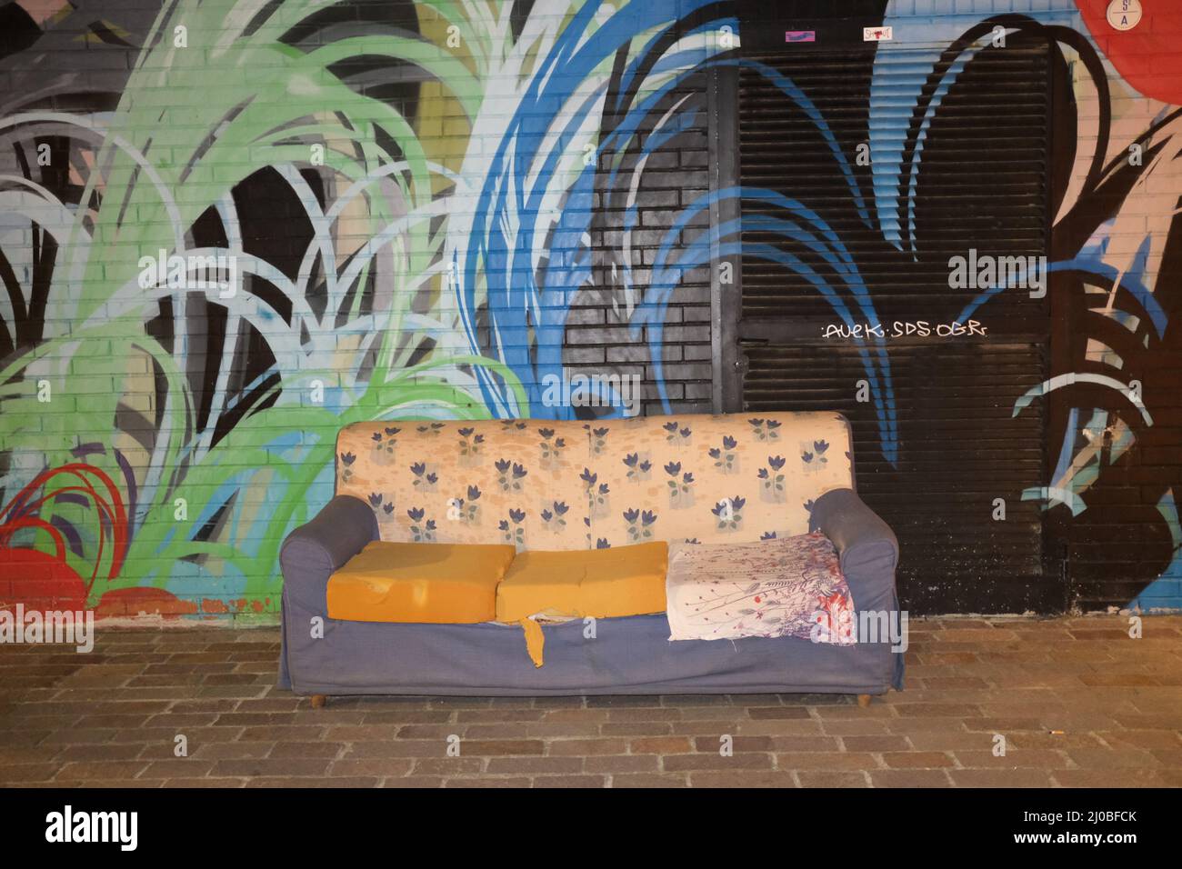 Divano abbandonato in mezzo alla strada - Sofa ohne Haus Stockfoto
