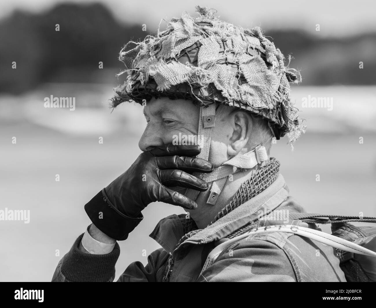 Headcorn, Kent, Großbritannien – Nachstellung des Fallschirmjägertropfens im Zweiten Weltkrieg im Juli 1. 2018. Schwarz-Weiß-Editorial-Bild von Soldaten, die sich auf den Vorstand der C- Stockfoto