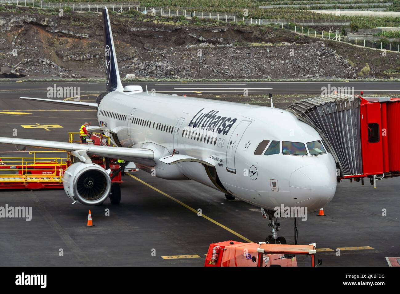 Aeropuerto de La Palma (SPC), 12. März 2022: Flugzeug (Airbus 321-200) der Lufthansa mit der Registrierung D-AIDK beim Einsteigen auf dem Vorfeld der Stockfoto