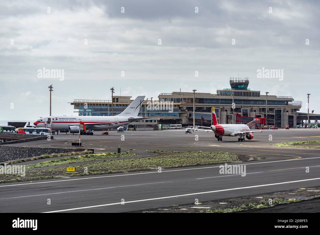Aeropuerto de La Palma (SPC), 12. März 2022: Terminal und Start- und Landebahn sowie Vorfeld mit einem Flugzeug der spanischen Regierung (Airbus A310-304, Registrierung Stockfoto