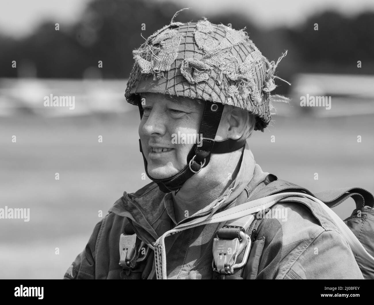 Headcorn, Kent, Großbritannien – Nachstellung des Fallschirmjägertropfens im Zweiten Weltkrieg im Juli 1. 2018. Schwarz-Weiß-Editorial-Bild von Soldaten, die sich auf den Vorstand der C- Stockfoto