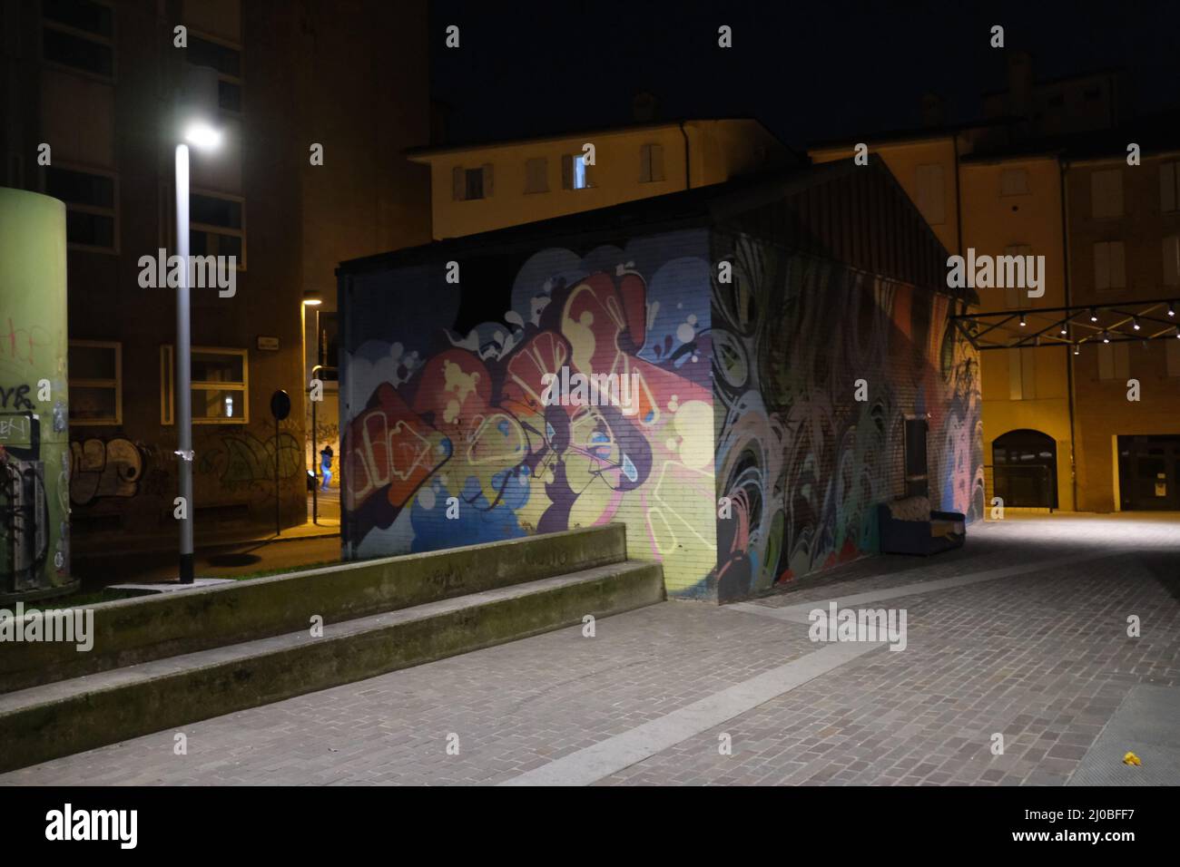 Via in Centro a Bologna, in piena notte, Via Mazzini, luce di lampione illumina la strada isolata Stockfoto