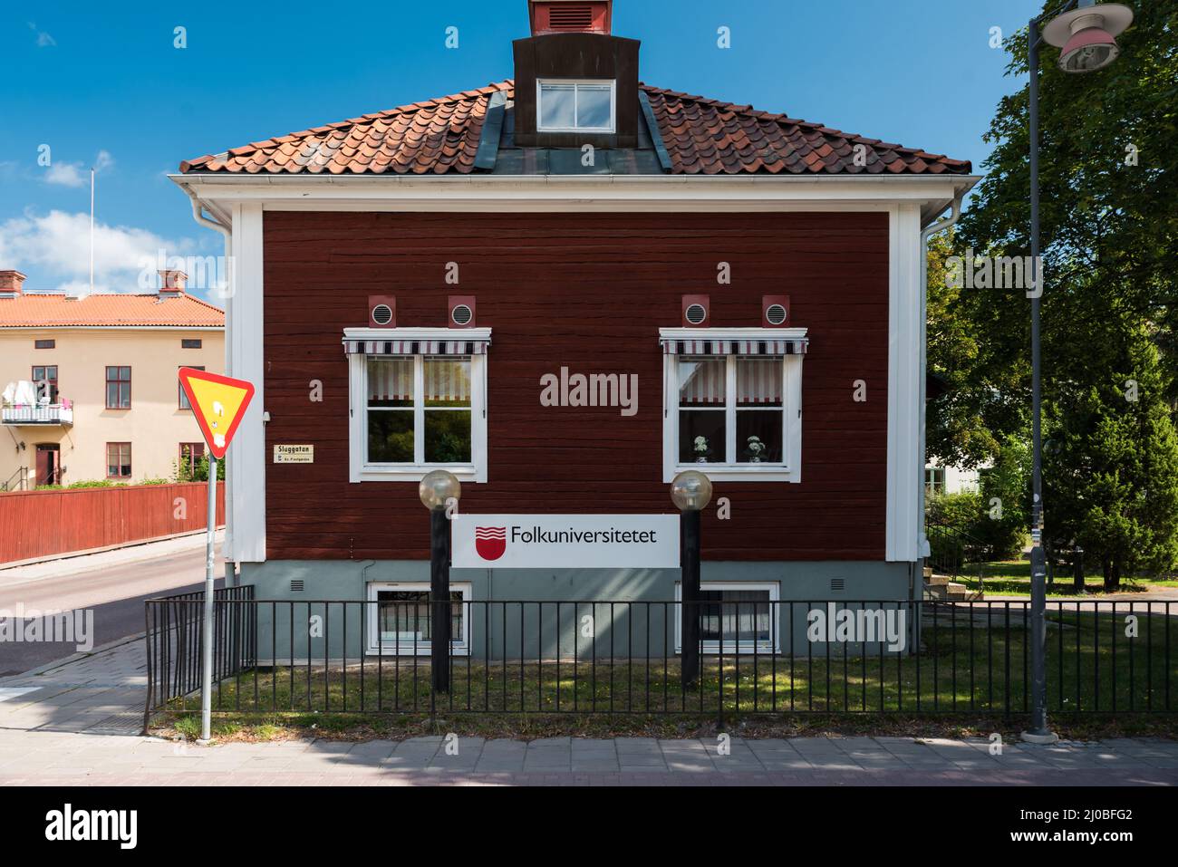 Falun, Dalarna - Schweden - 08 05 2019: Fassade der Volksuniversität Folkuniversitet Stockfoto