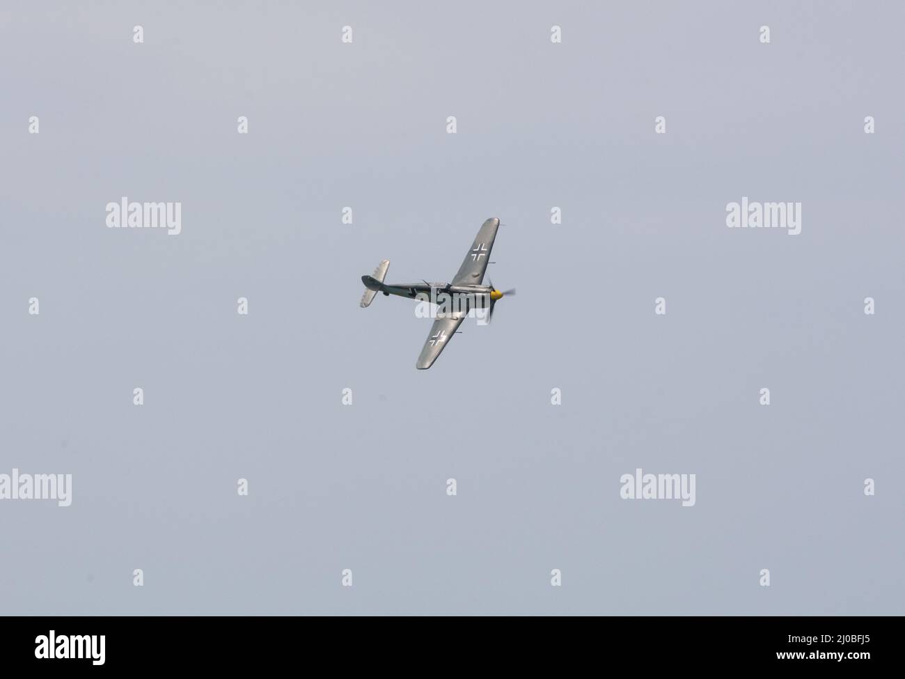 Headcorn, Kent UK - July 1. 2018 WW2 Deutsch BF109 Messerschmitt Hispano Motorjäger fliegt und führt einen Hundekampf auf einer Airshow über Kent durch. Stockfoto