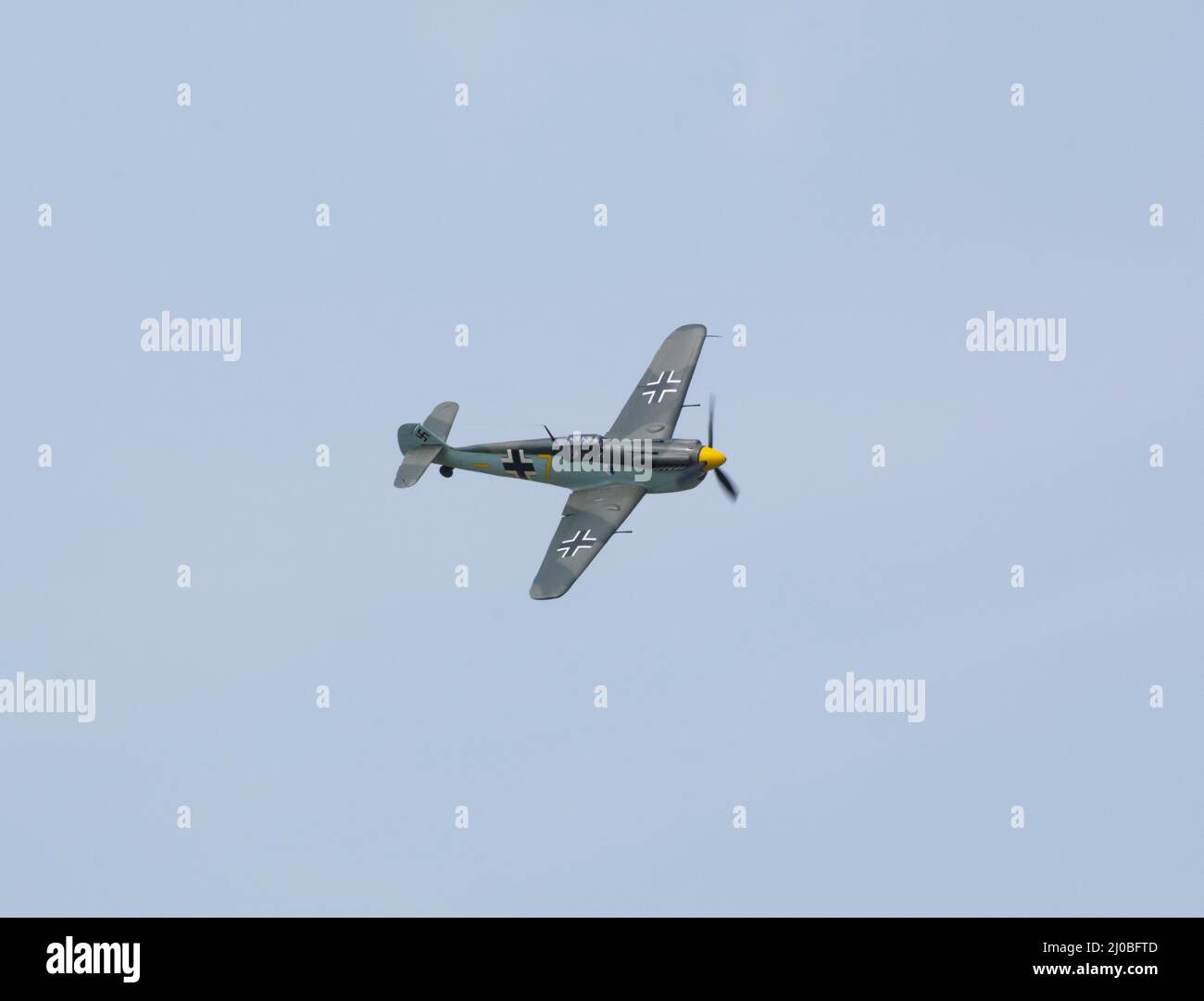 Headcorn, Kent UK - July 1. 2018 WW2 Deutsch BF109 Messerschmitt Hispano Motorjäger fliegt und führt einen Hundekampf auf einer Airshow über Kent durch. Stockfoto