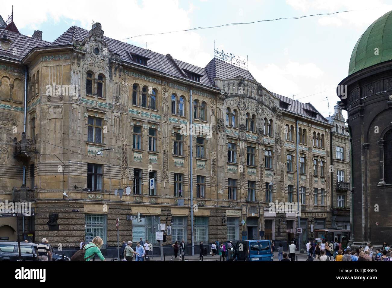 Altes Gebäude neben der Kirche in Lemberg Stockfoto