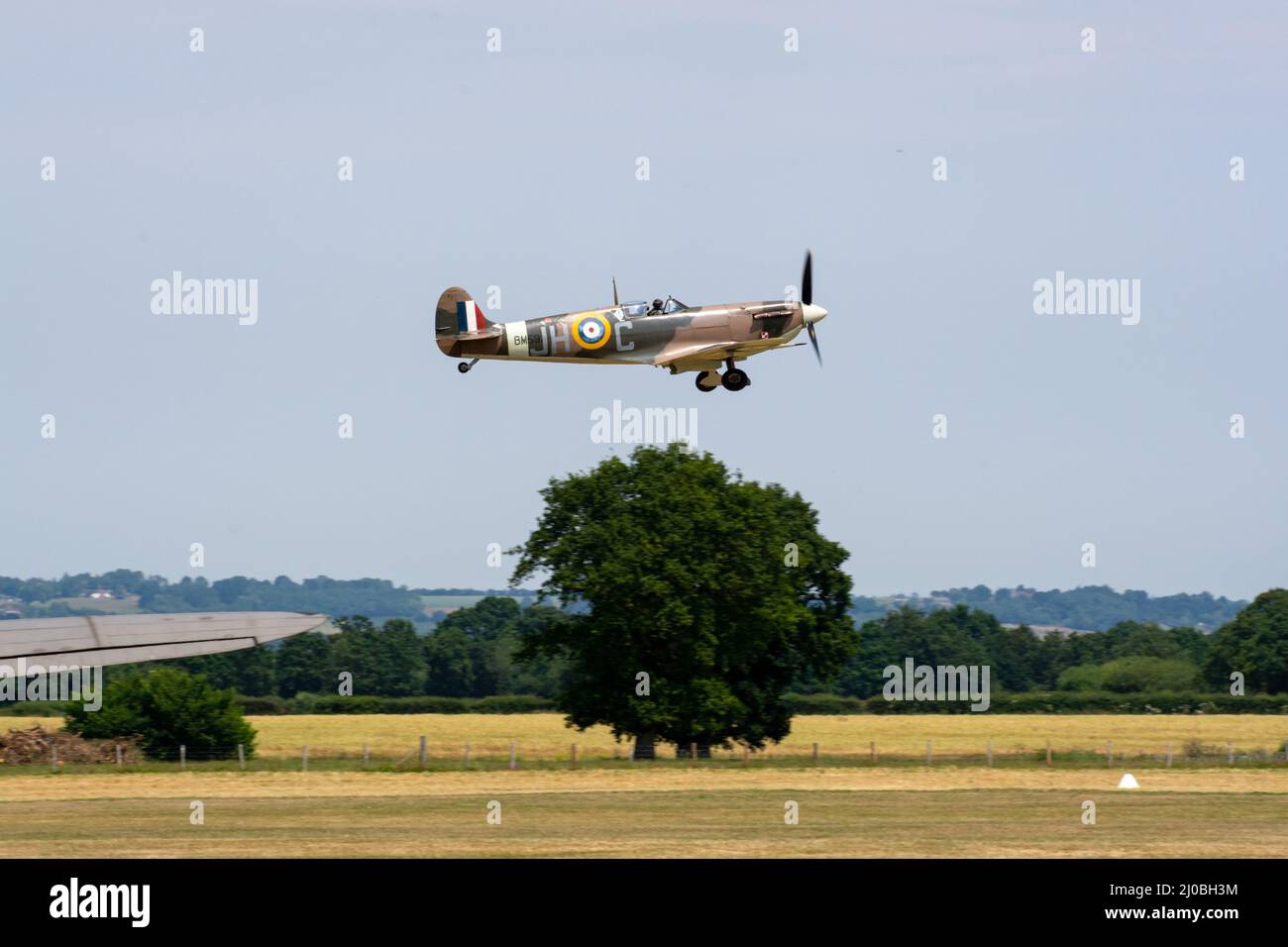 Headcorn, Kent UK - Juli 1. 2018 Spitfire mit Merlin Engine fliegt und tritt auf Airshow über Kent auf. Stockfoto