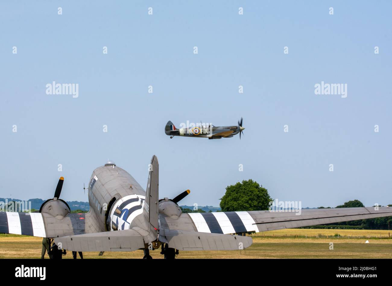 Headcorn, Kent UK - Juli 1. 2018 Spitfire mit Merlin Engine fliegt und tritt auf Airshow über Kent auf. Stockfoto
