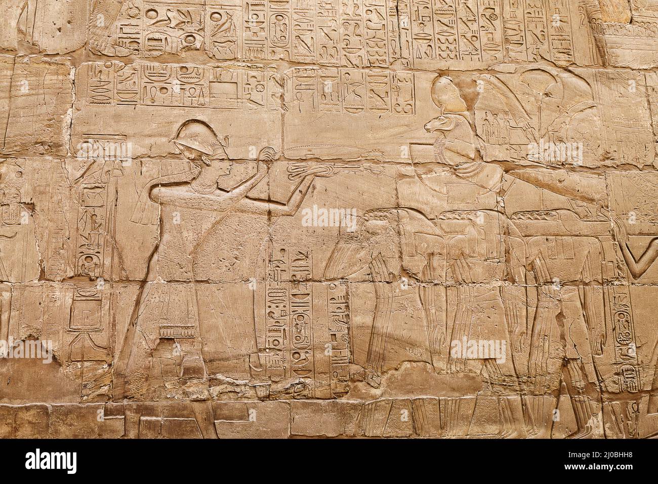 Bas-Relief an der Wand des alten Tempels von Karnak in Luxor Stockfoto