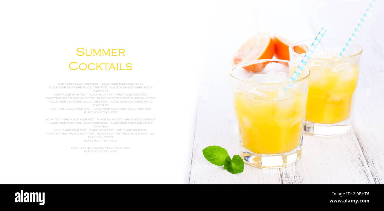 Sommer gelb orange Limonade mit Eis und Blutorangen und Stroh auf einem Holztisch auf weißem Hintergrund mit Platz für Text Stockfoto