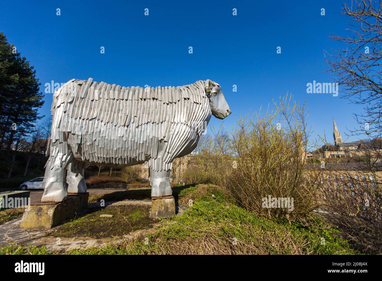 Halifax, West Yorkshire, Großbritannien. 17.. März 2022. Wetter in Großbritannien. In Halifax, West Yorkshire, Großbritannien, wurde ein Frost über Nacht zu einem wunderschönen blauen Himmel.Dean Clough in Halifax ist eine Gruppe von großen Fabrikgebäuden, die in den Jahren 1840s bis 60s für Crossley's Teppiche gebaut wurden und zu einer der größten Teppichfabriken der Welt wurden (eine halbe Meile lang mit 1.250.000 Quadratfuß (116.000 m2) Der Fläche). Die Widder-Skulptur besteht aus Aluminiumstreifen und wurde von Frank Darnley modelliert. Es ist eine von zwei Skulpturen von ihm außerhalb der Mühle gemacht. ''RAM' und 'Phoenix' c. 1994/5 (ca. 8m bzw. 9m hoch. Kredit: Windmi Stockfoto