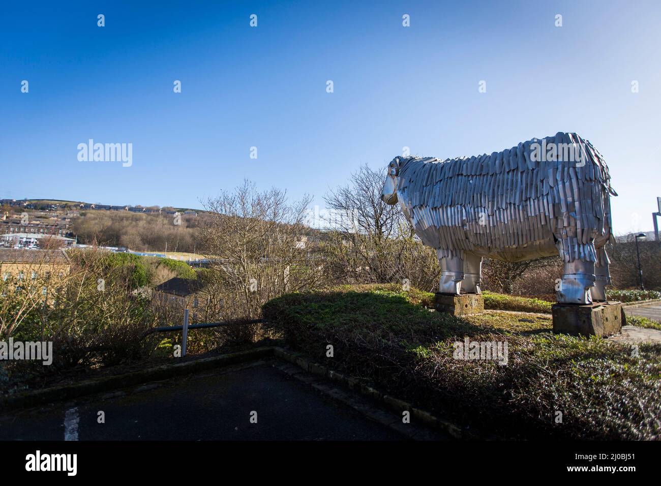 Halifax, West Yorkshire, Großbritannien. 17.. März 2022. Wetter in Großbritannien. In Halifax, West Yorkshire, Großbritannien, wurde ein Frost über Nacht zu einem wunderschönen blauen Himmel.Dean Clough in Halifax ist eine Gruppe von großen Fabrikgebäuden, die in den Jahren 1840s bis 60s für Crossley's Teppiche gebaut wurden und zu einer der größten Teppichfabriken der Welt wurden (eine halbe Meile lang mit 1.250.000 Quadratfuß (116.000 m2) Der Fläche). Die Widder-Skulptur besteht aus Aluminiumstreifen und wurde von Frank Darnley modelliert. Es ist eine von zwei Skulpturen von ihm außerhalb der Mühle gemacht. ''RAM' und 'Phoenix' c. 1994/5 (ca. 8m bzw. 9m hoch. Kredit: Windmi Stockfoto