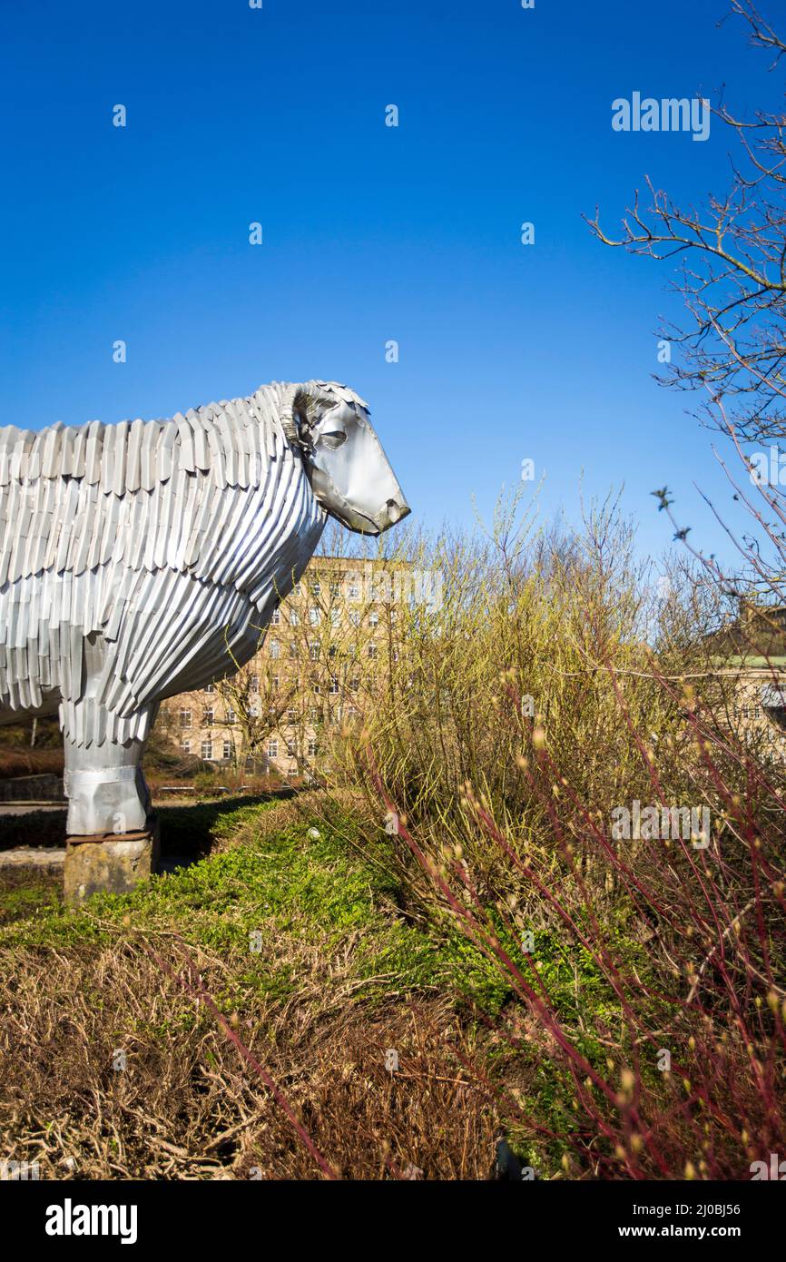 Halifax, West Yorkshire, Großbritannien. 17.. März 2022. Wetter in Großbritannien. In Halifax, West Yorkshire, Großbritannien, wurde ein Frost über Nacht zu einem wunderschönen blauen Himmel.Dean Clough in Halifax ist eine Gruppe von großen Fabrikgebäuden, die in den Jahren 1840s bis 60s für Crossley's Teppiche gebaut wurden und zu einer der größten Teppichfabriken der Welt wurden (eine halbe Meile lang mit 1.250.000 Quadratfuß (116.000 m2) Der Fläche). Die Widder-Skulptur besteht aus Aluminiumstreifen und wurde von Frank Darnley modelliert. Es ist eine von zwei Skulpturen von ihm außerhalb der Mühle gemacht. ''RAM' und 'Phoenix' c. 1994/5 (ca. 8m bzw. 9m hoch. Kredit: Windmi Stockfoto