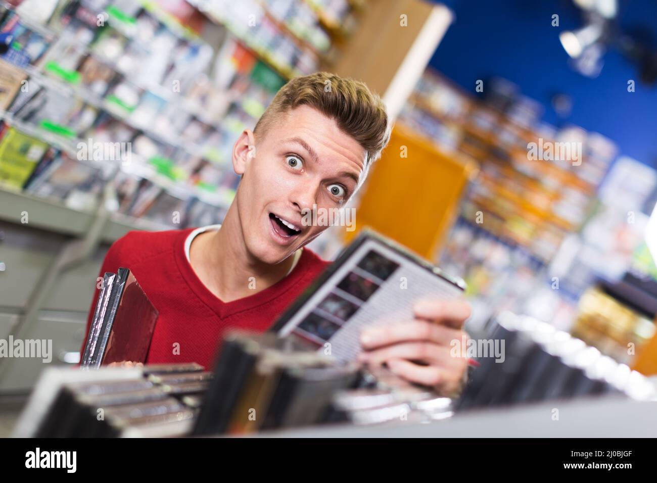 Überrascht, dass er sich für DVD entschieden hat Stockfoto