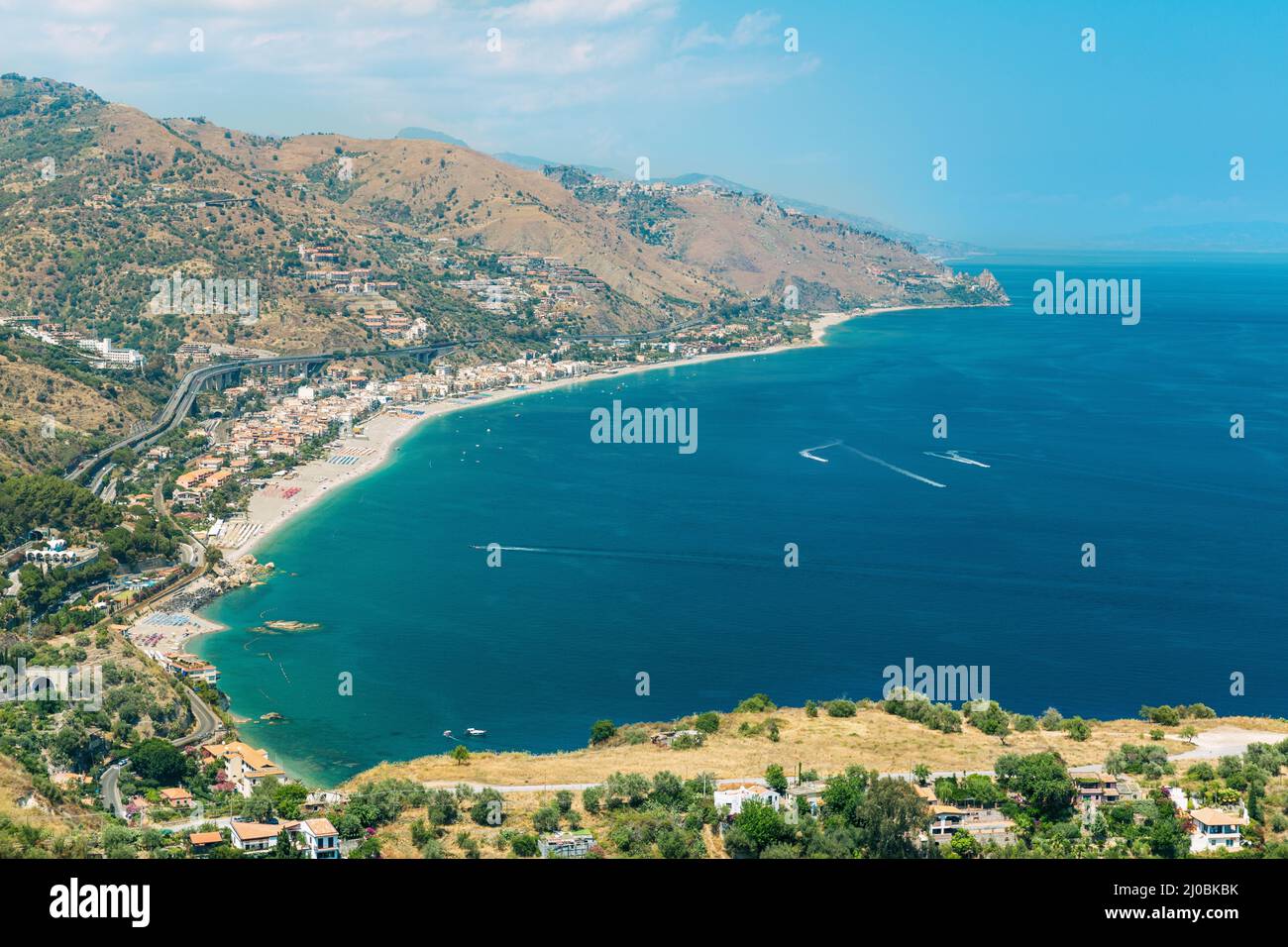 Die Bucht von Giardini-Naxos mit dem Ätna und Catania im Hintergrund von Taormina aus gesehen Stockfoto