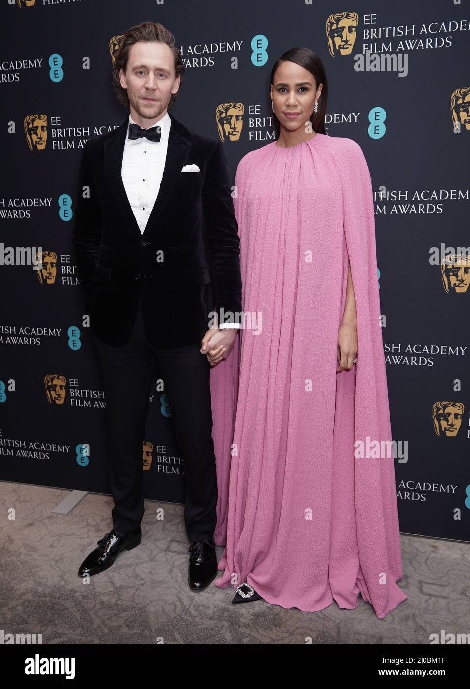 Tom Hiddleston und Zawe Ashton – mit einem großen Ring am Hochzeitsfinger – kamen beim Abendessen der British Academy Film Awards 75. im Grosvenor House Hotel in London an. Bilddatum: Sonntag, 13. März 2022. Stockfoto