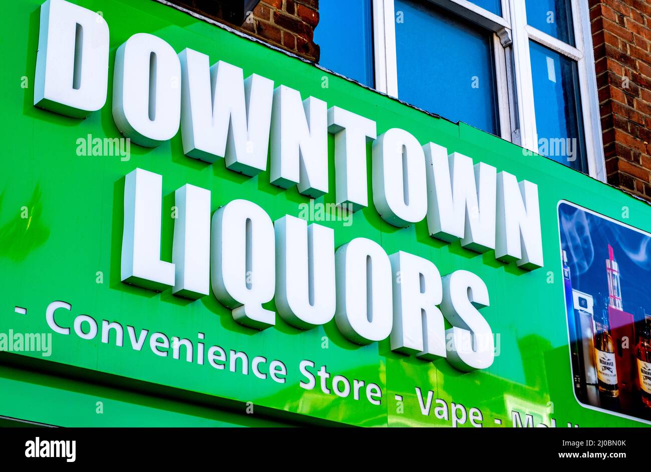 Epsom Surrey London, Großbritannien, März 17 2022, Downtown Liquors Alcohol Off License High Street Retail Shop Stockfoto