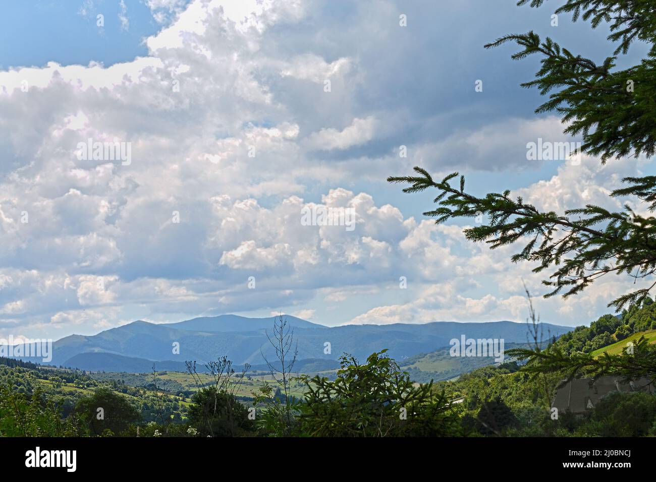 Sommer Berglandschaft in den ukrainischen Karpaten Stockfoto