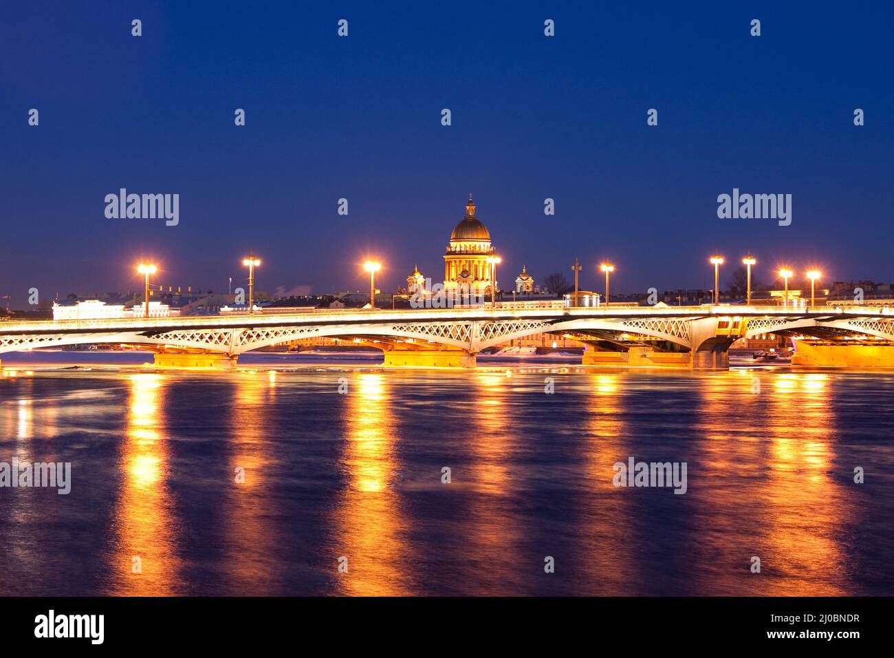 Blagoveshchensky (Leuteinant Schmidt) Brücke und St. Isaac Kathedrale in St. Petersburg, Russland. Weiße Nachtansicht vom Damm. Stockfoto