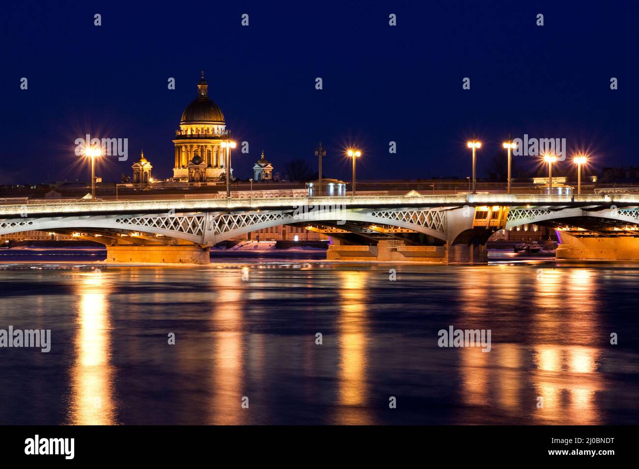 Blagoveshchensky (Leuteinant Schmidt) Brücke und St. Isaac Kathedrale in St. Petersburg, Russland. Weiße Nachtansicht vom Damm. Stockfoto