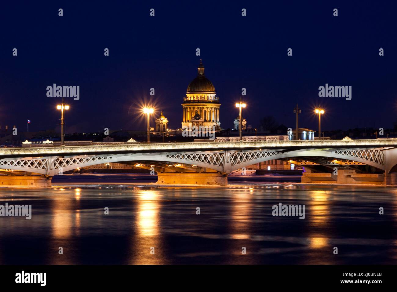 Blagoveshchensky (Leuteinant Schmidt) Brücke und St. Isaac Kathedrale in St. Petersburg, Russland. Weiße Nachtansicht vom Damm. Stockfoto