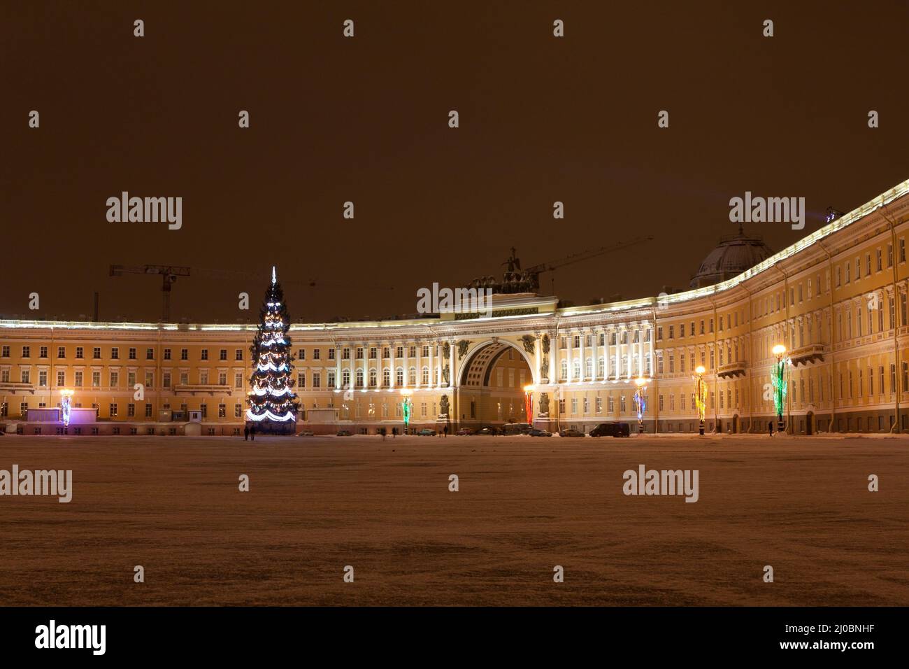 ST. PETERSBURG - 21. DEZEMBER: Weihnachtsbaum und Gebäude des Generalstabs auf dem Palastplatz, 21. Dezember 2010, in der Stadt St. Pete Stockfoto