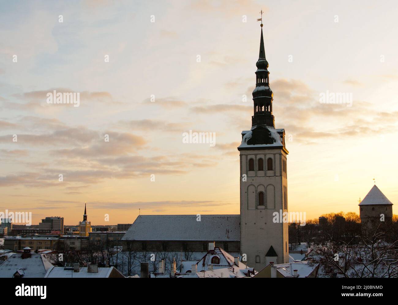 St. Nikolaus Konzerthalle und Museum in Silvester, Abend Tallinn, Estland. Stockfoto