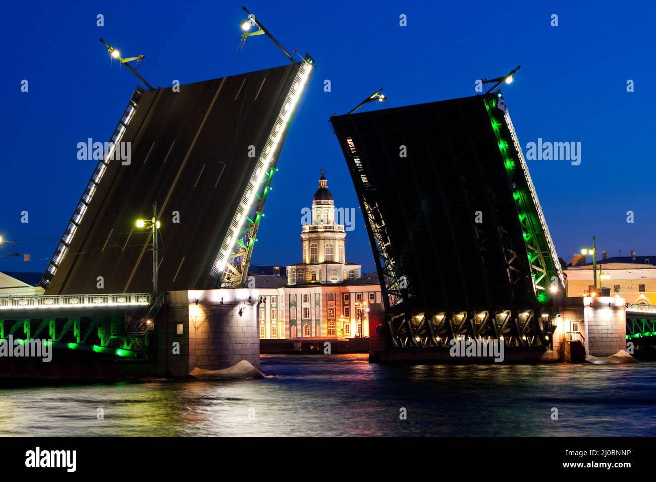 Geschiedene Palastbrücke während der Weißen Nächte wieg auf Kuntskamera , St. Petersburg, Russland. Juli 2010 Stockfoto