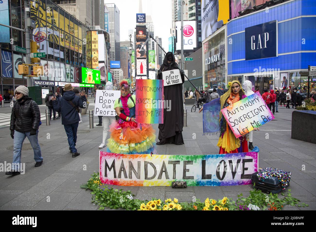 Mandate Love Group tritt auf dem Times Square mit der Botschaft auf, dass jede Person das Recht hat zu entscheiden, was sie in ihren eigenen Körper stecken soll. Sie sind gegen das obligatorische Impfmandat und fördern die Idee der Liebe. NYC. Stockfoto