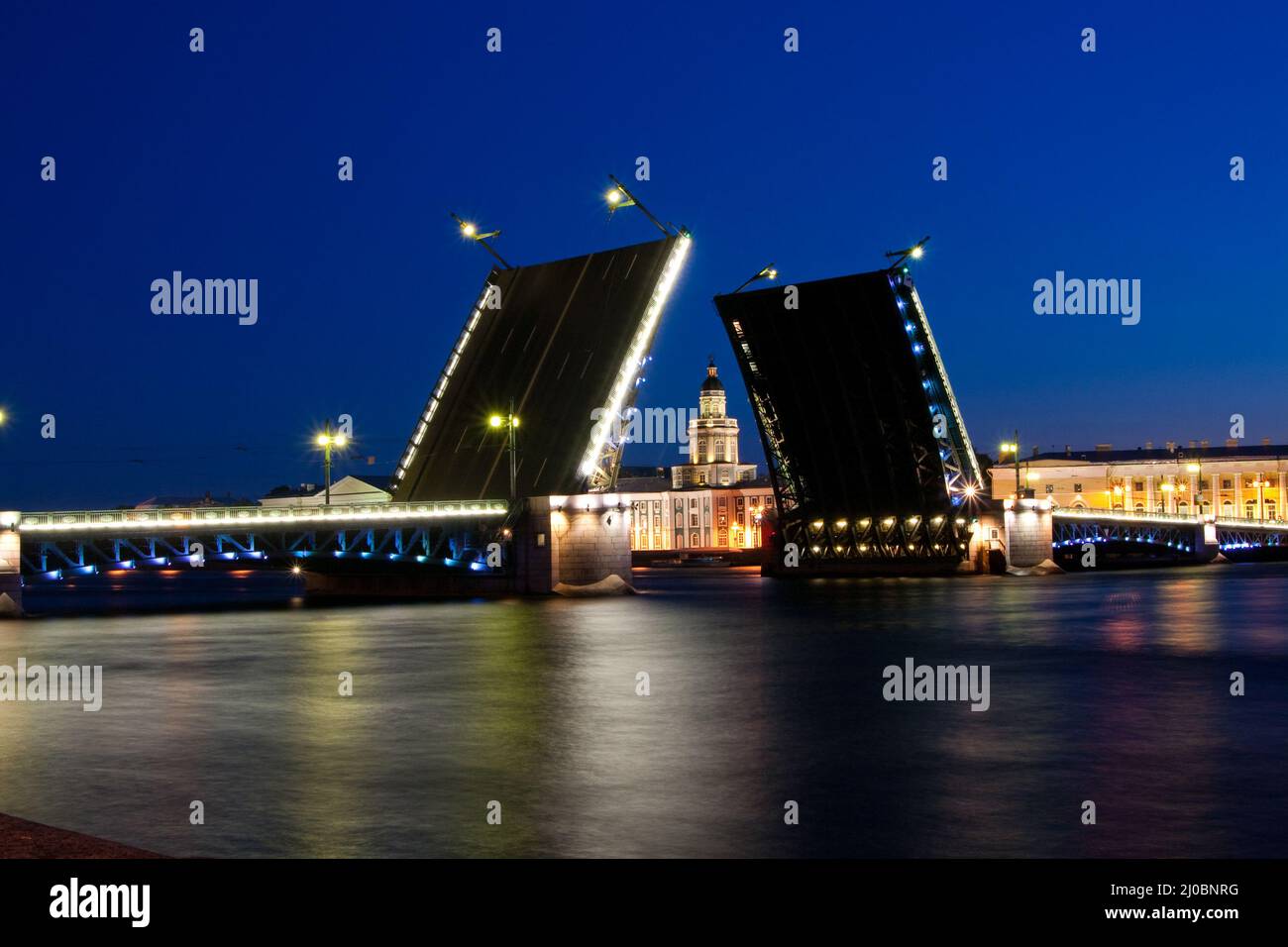 Geschiedene Palastbrücke während der Weißen Nächte Blick auf Kuntskamera , St. Petersburg, Russland. Juli 2010 Stockfoto