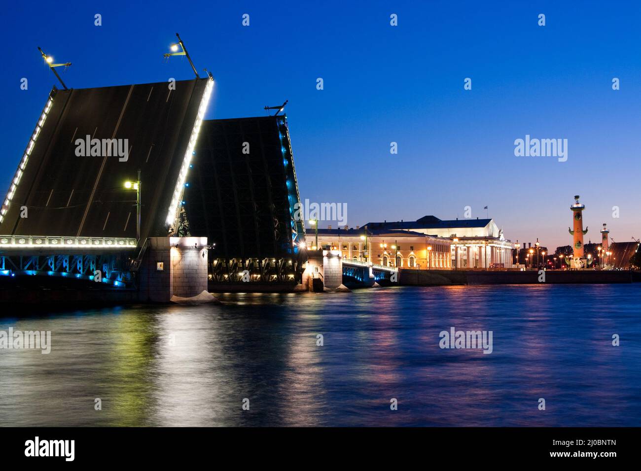 Geschiedene Palastbrücke während der Weißen Nächte, St. Petersburg, Russland. Juli 2010 Stockfoto