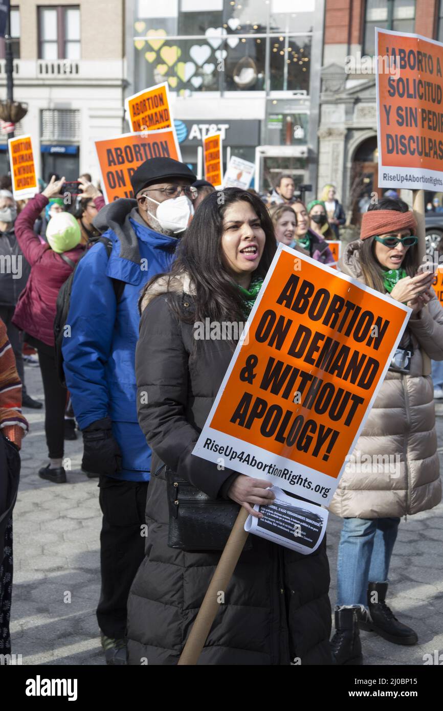 Frauen und Männer versammeln sich am Internationalen Frauentag auf dem Union Square, um gegen den weit verbreiteten Angriff auf das Recht einer Frau auf Abtreibung in den Vereinigten Staaten zu protestieren, sich zu versammeln und gegen den eigenen Körper vorzugehen. New York City. Stockfoto