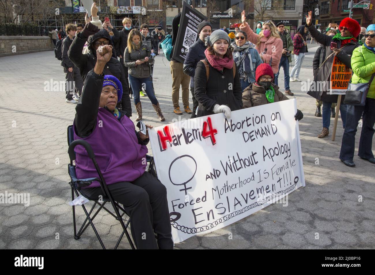 Frauen und Männer versammeln sich am Internationalen Frauentag auf dem Union Square, um gegen den weit verbreiteten Angriff auf das Recht einer Frau auf Abtreibung in den Vereinigten Staaten zu protestieren, sich zu versammeln und gegen den eigenen Körper vorzugehen. New York City. Stockfoto