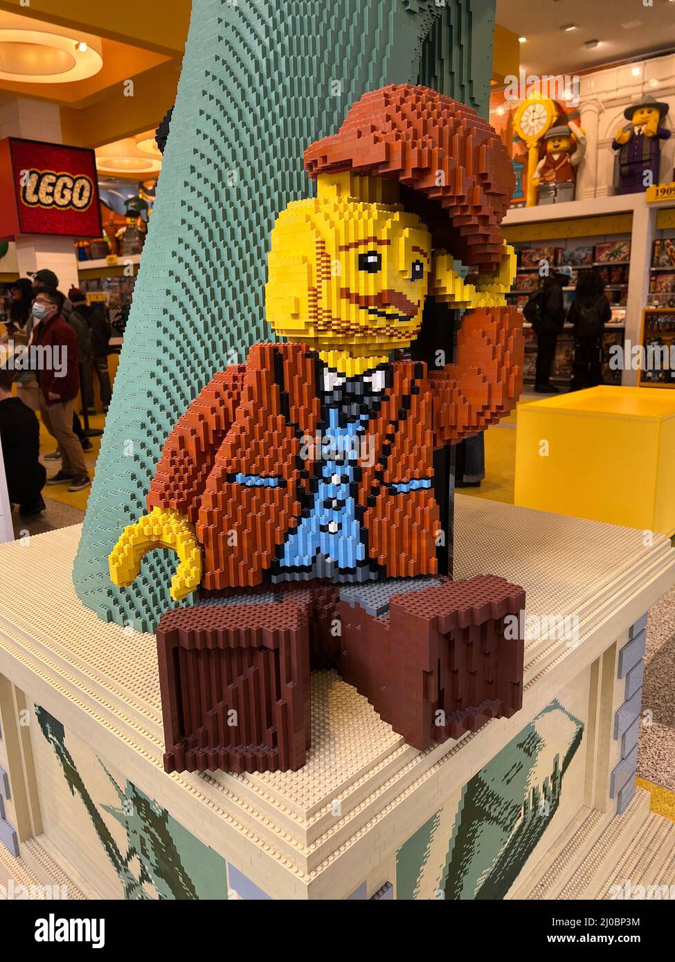 Figuren aus Legoblöcken werden im beliebten LEGO Store im Rockefeller Center in Midtown Manhattan, New York City, ausgestellt. Stockfoto