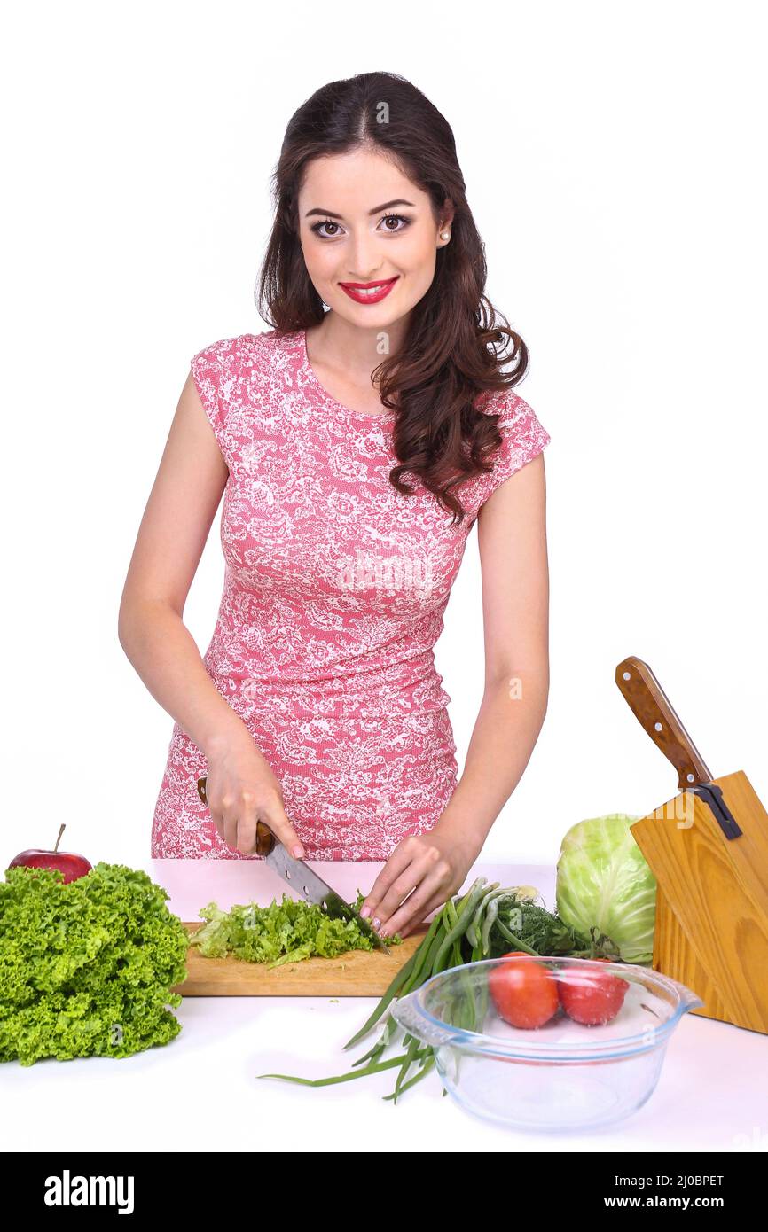 Gesundes Lebensmittelkonzept. Gemüse in einen Salat schneiden. Stockfoto