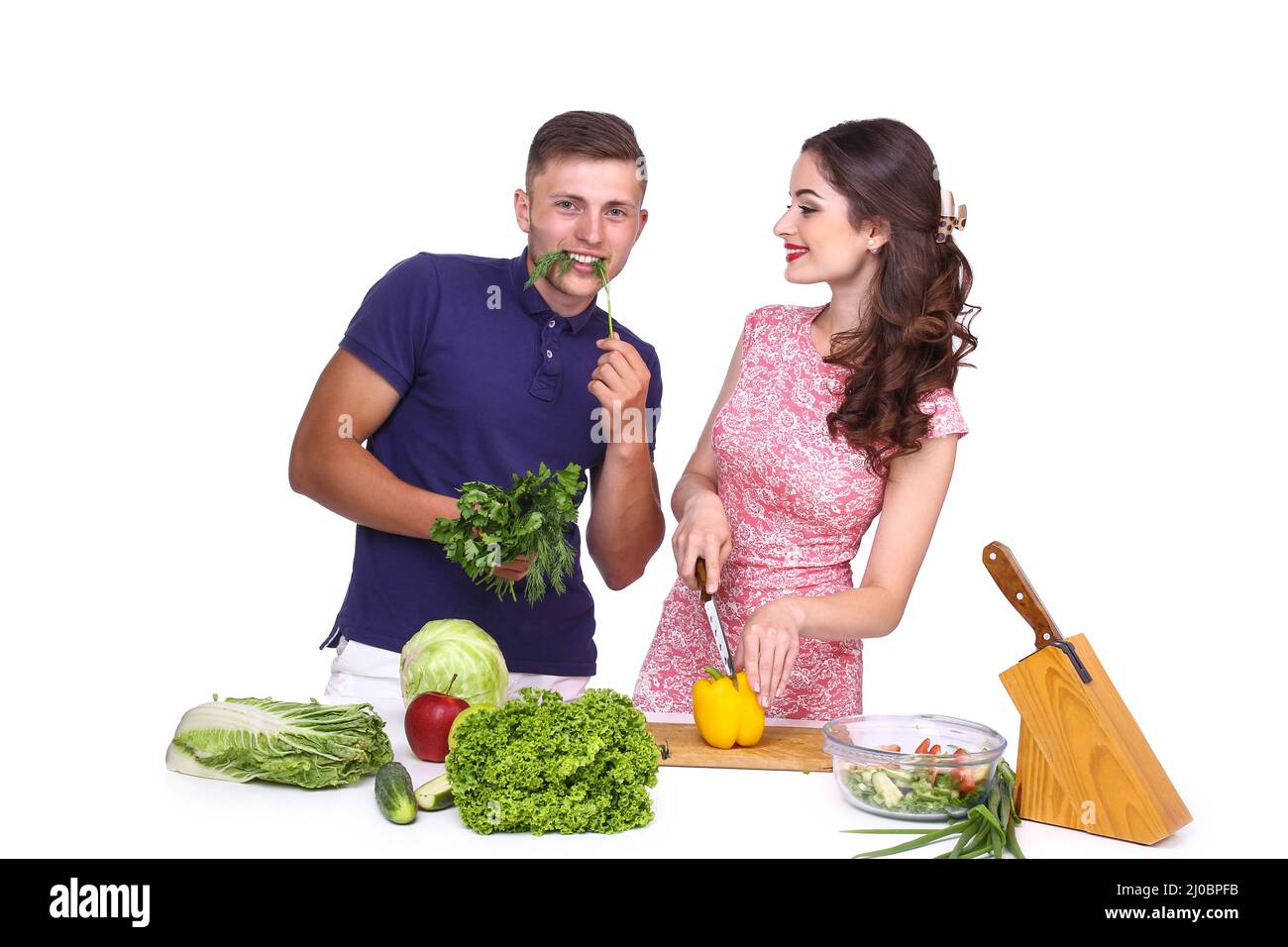 Gesundes Lebensmittelkonzept. Gemüse in einen Salat schneiden. Stockfoto