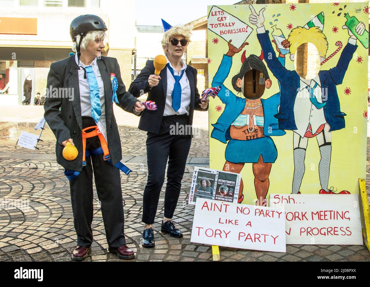 Bex & Gillian mit Ain't no Party like a Tory Party signieren in Blackpool, Großbritannien. 18. März 2022. Blackpool, Lancashire. Boris Johnson wird zur Frühjahrstagung der Konservativen Partei nach Blackpool Winter Gardens zurückkehren. Die Ankunft der Delegierten für zwei Tage mit Reden und Debatten wird die wichtigste Veranstaltung in dem neuen Komplex seit der Renovierung sein. Quelle: MediaWorldImages/AlamyLiveNews Stockfoto