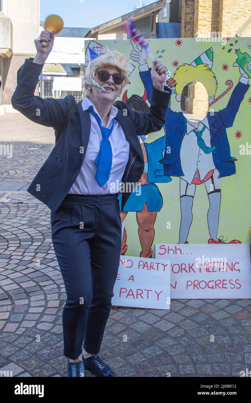 Bex trägt die blonde Boris Perücke Blackpool, Lancashire. 18. März 2022; Boris Johnson wird zur Frühjahrstagung der Konservativen Partei nach Blackpool Winter Gardens zurückkehren. Die Ankunft der Delegierten für zwei Tage mit Reden und Debatten wird die wichtigste Veranstaltung in dem neuen Komplex seit der Renovierung sein. Das denkmalgeschützte Gebäude war früher regelmäßig Gastgeber nationaler Parteikonferenzen, fiel aber aus dem Boden, als seine veralteten Einrichtungen die heutigen Anforderungen nicht erfüllen konnten. Quelle: MediaWorldImages/AlamyLiveNews Stockfoto