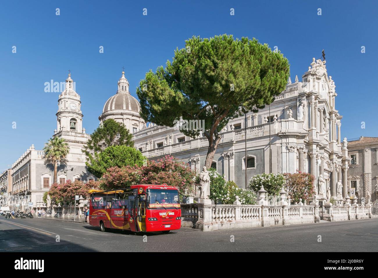 Piazza del Duomo in Catania mit der Kathedrale Santa Agatha in Catania auf Sizilien, Italien Stockfoto